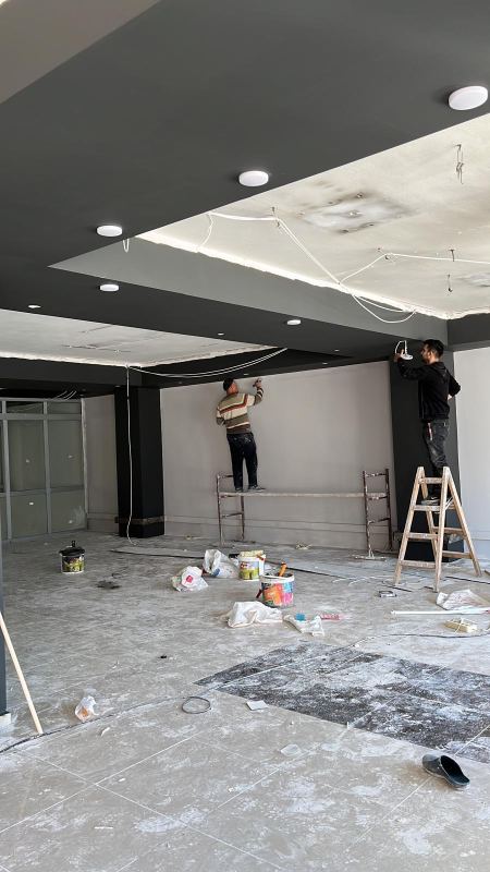Alçıpan ve boya aşamasında ofis alanı