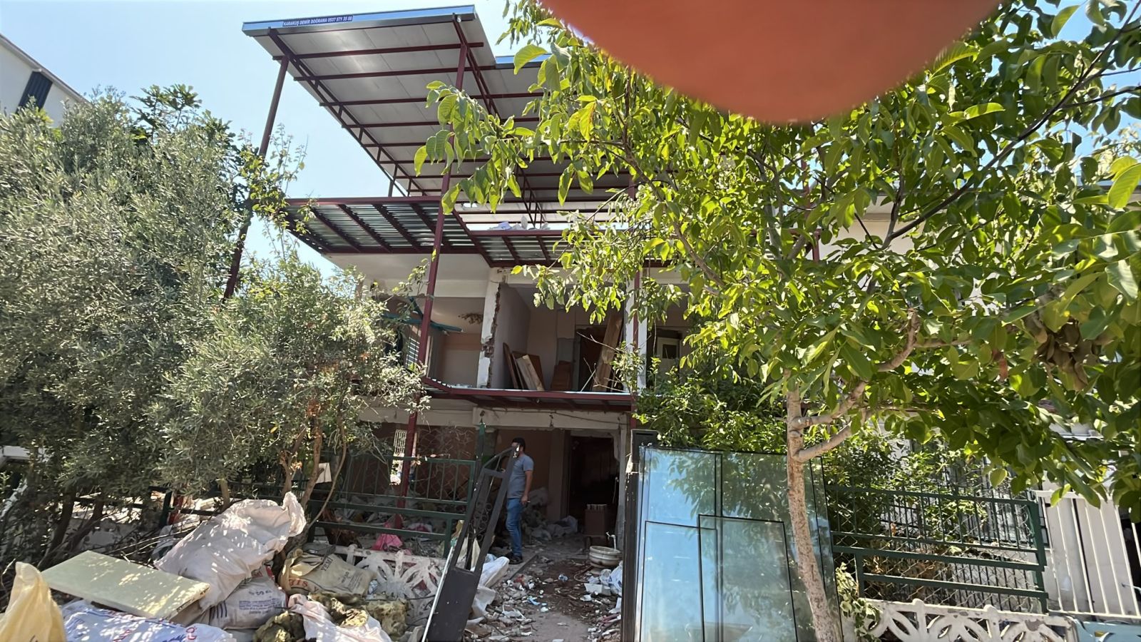 Bay Yapı Tadilat ekibinin yürüttüğü villa yenileme şantiyesi